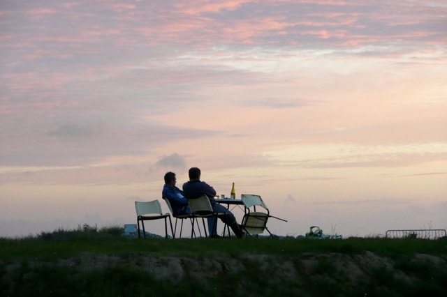 Apéritif entre amis Calme Repos Vacances Camping Le Pont Du Hable Normandie Grandcamp Maisy